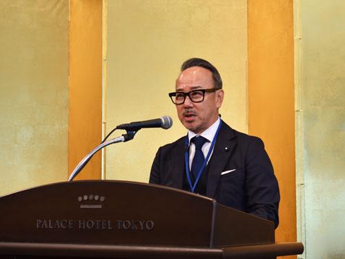 あいさつする梶原健司会長